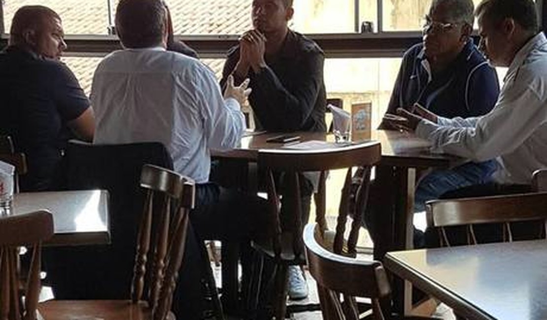 Goleiro Bruno se reúne com dirigentes do Boa Esporte em Varginha (MG)