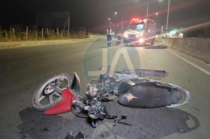 Motociclista morre após colidir moto na traseira de caminhão durante ultrapassagem, em Limoeiro de Anadia