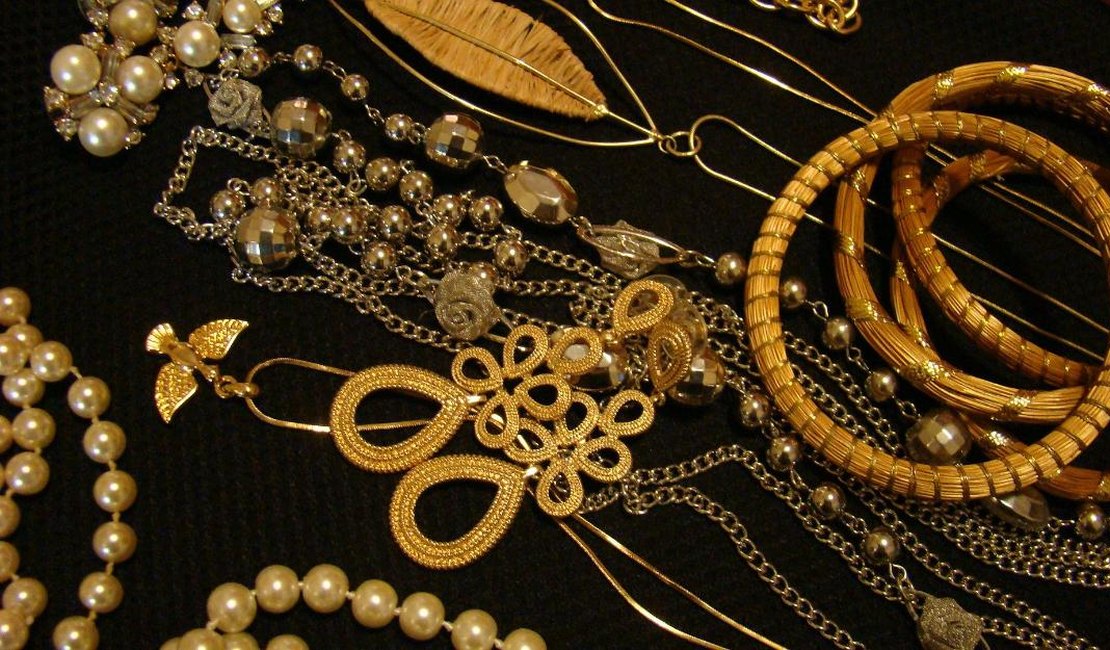 Ladrões furtam cerca de R$ 40 mil em joias de vendedora em Arapiraca