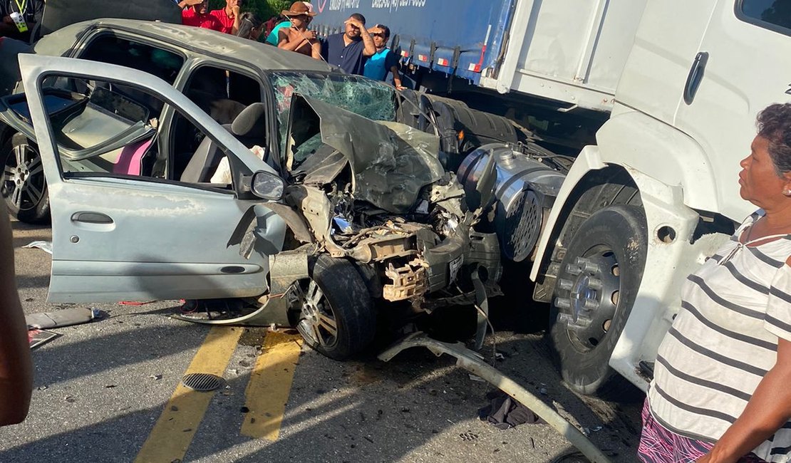 Motorista morre e passageiro fica ferido em colisão com caminhão em Joaquim Gomes