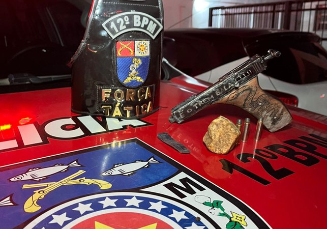 Força Tática do 12º Batalhão prende homem com arma caseira e drogas, em Maceió
