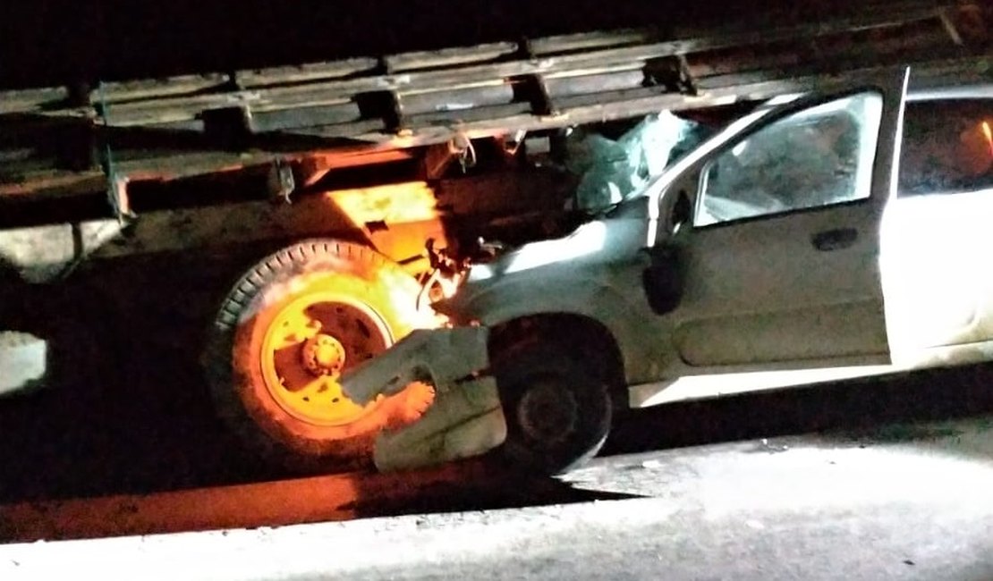 Acidente envolvendo carro e caminhão deixa uma pessoa morta e outra gravemente ferida no Sertão
