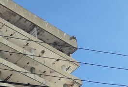 Militares tentam resgate de homem que ameaça pular de prédio abandonado