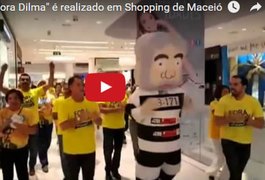 Grupo leva Pixuleco para protesto 'Fora Dilma' em shopping de Maceió