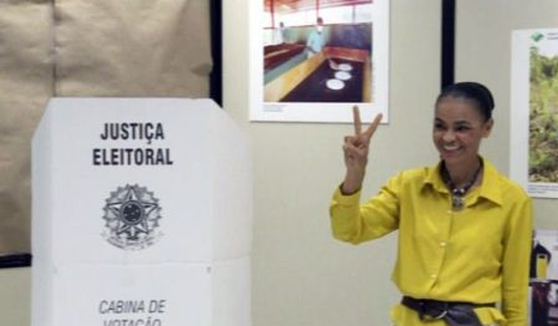 Marina vota em Rio Branco acompanhada por familiares