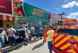 Telhado de hortifruti desaba durante obra no Centro de Arapiraca e deixa dois feridos