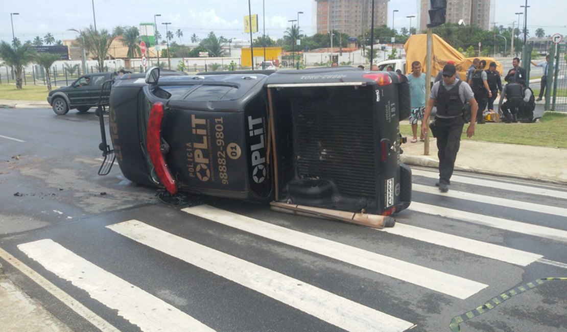 Viatura da Oplit tomba em Maceió e policial fica ferida