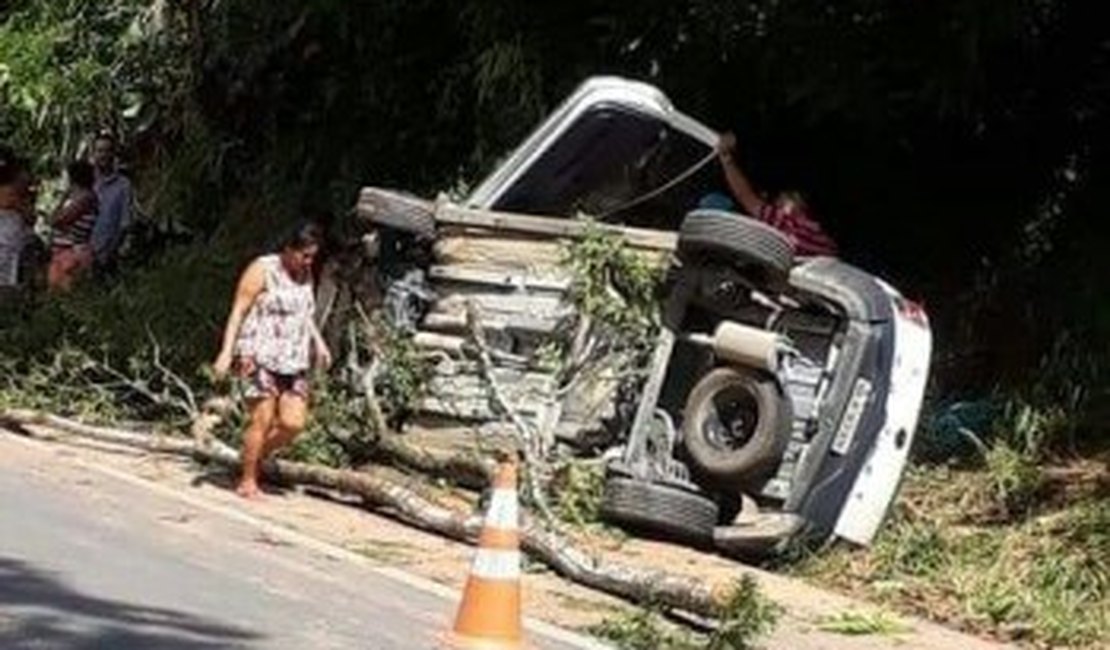 Duas pessoas ficam feridas após capotamento de um carro da Eletrobras na BR-104, em Murici