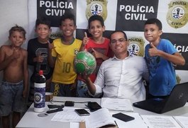 Crianças procuram delegacia para denunciar vizinha que tomou bola