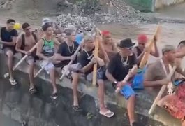 VÍDEO: Remada viking da Noruega é recriada no Recife com canal de esgoto, integrantes da 'cultura rato' e tonel de obra