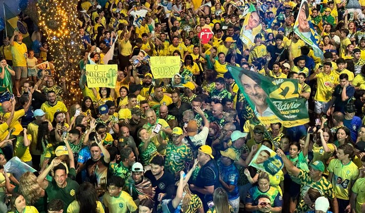 Alfredo Gaspar vai para o meio do povo e é aclamado por multidão no Bloquinho do 22 em João Pessoa