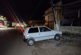 Condutor de veículo perde controle da direção e colide em poste de energia em Arapiraca