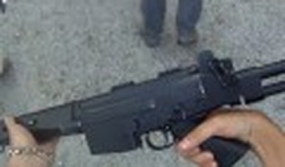 Polícia Militar apreende Fuzil Parafal no bairro Cidade Universitária, em Maceió