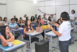 Visitadores recebem capacitação para atender as famílias do Programa Criança Feliz