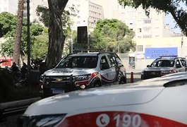 Suspeito bate em viatura, tenta roubar arma de PM e é baleado em SP