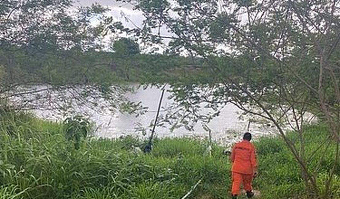 Bombeiros buscam idoso que desapareceu ao mergulhar em barragem, em São Sebastião