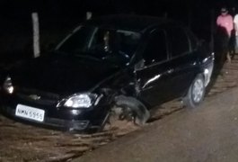 Colisão entre carro e motocicleta deixa três pessoas feridas na AL 110