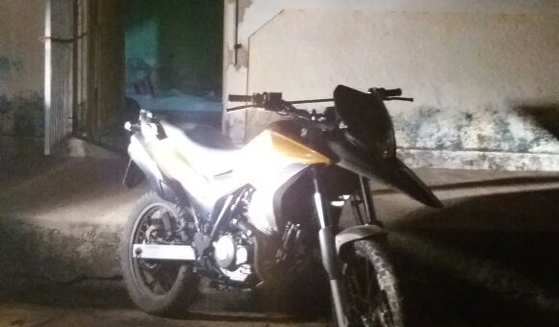 Polícia encontra moto roubada em residência e dois suspeitos são detidos em Arapiraca