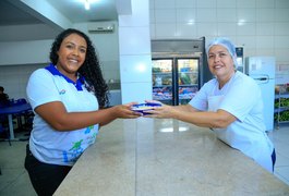 Mãe, amiga e confidente, merendeira cativa alunos de escola estadual