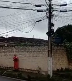 Vídeo: Fiação de internet provoca incêndio em poste no Jardim de Maria, em Arapiraca