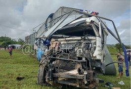 Carreta fica sem freio na AL-110 e tomba micro-ônibus com passageiros após batida traseira, em Taquarana