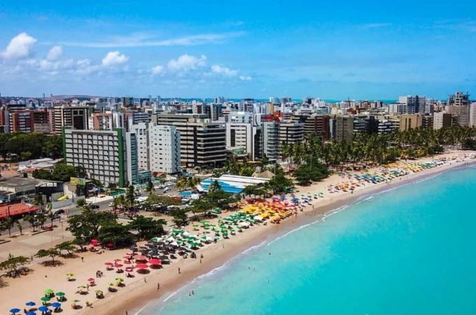 Homem em situação de rua sofre tentativa de assassinato ao lado da Praça Sete Coqueiros, em Maceió