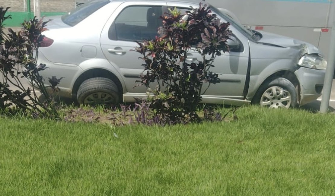 Motorista avança sinalização, bate em carro, roda na pista e para em canteiro da AL-110, em Arapiraca