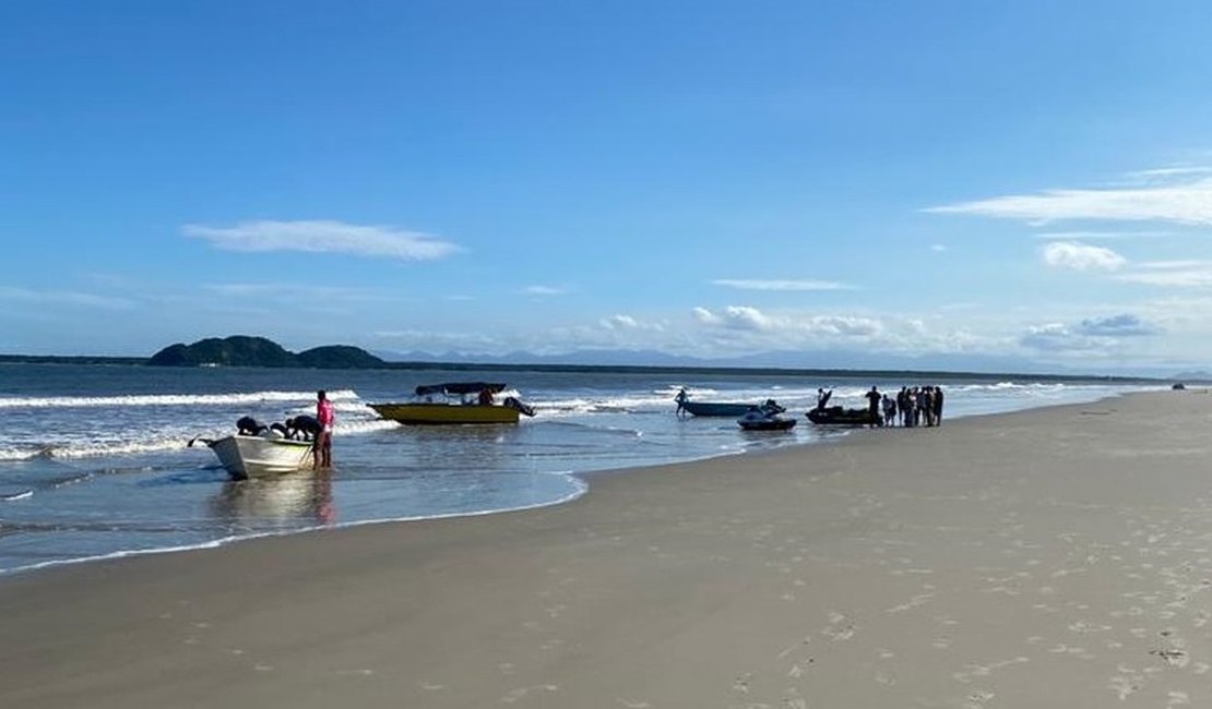 Bombeiro se emociona com resgate feito por menina de 6 anos após barco virar no litoral do Paraná