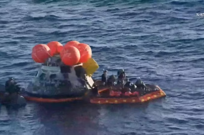 Astronautas da Artemis II são retirados da cápsula Orion após missão histórica ao redor da Lua