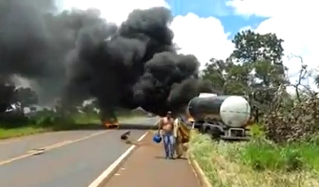 Carreta colide com veículo, pega fogo e causa incêndio em pasto, em MG