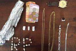 Suspeitos são encaminhados à delegacia após Rádio Patrulha localizar droga, no bairro Brasília
