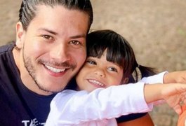 BBB 22: Filha de Arthur Aguiar e Maíra Cardi é vítima de ataques na web