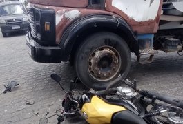 Motociclista fica gravemente ferido após colisão com caçamba em Penedo