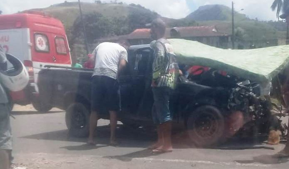 Grave acidente envolvendo carro e caminhão deixa um morto e um ferido na AL-210, em Viçosa