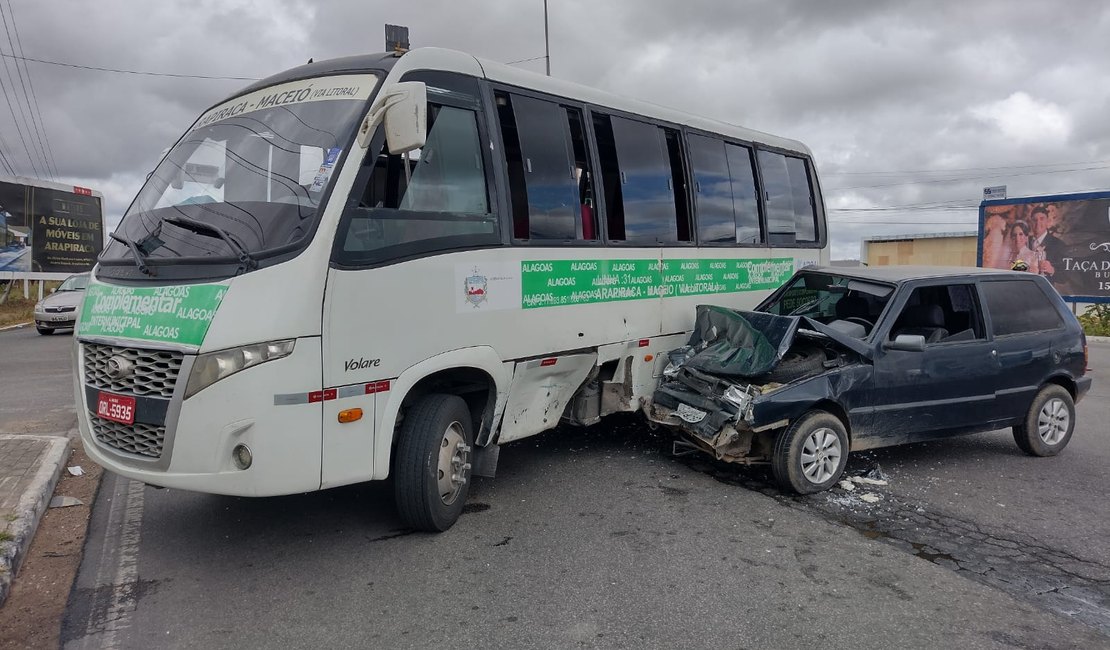 Vídeo. Condutor fica ferido após dirigir na contramão e colidir em transporte coletivo, em Arapiraca