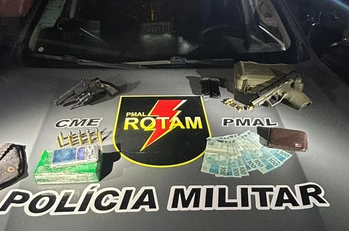 Polícia Militar apreende duas armas de fogo e meio quilo de maconha após denúncia no Jacintinho