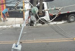 Em Maceió, caminhão-baú perde freio em ladeira e veículo colide em poste após decisão rápida do motorista