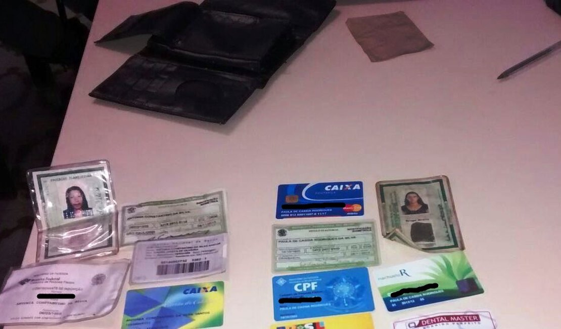 PM encontra documentos abandonados em terreno baldio em Arapiraca