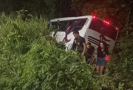 Ônibus com estudantes do Pilar sai da pista e cai em ribanceira na AL-101 Sul, em Marechal Deodoro