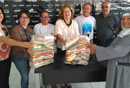 Diretoria do ASA entrega alimentos arrecadados em jogo treino