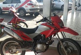 PM recupera moto roubada e prende suspeito em Arapiraca