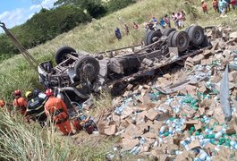 VÍDEO. Caminhão capota e deixa homem morto e feridos no interior de Alagoas