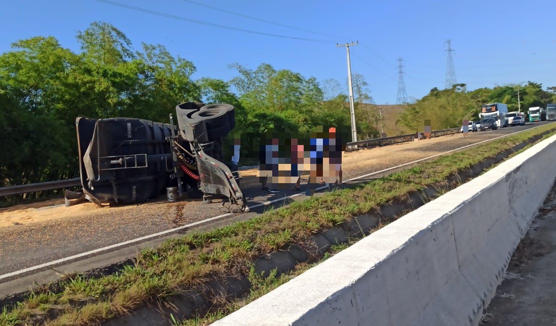 Com carga de milho, semirreboque de caminhão tomba na BR-101, em Rio Largo