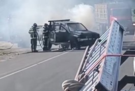 Caminhonete pega fogo em rodovia, assusta populares e mobiliza Corpo de Bombeiros, no Agreste alagoano
