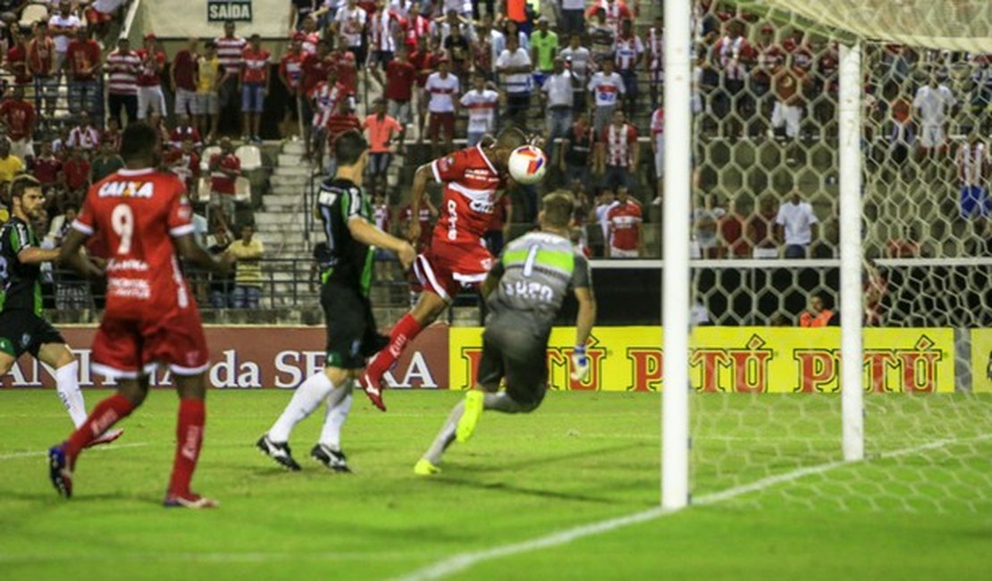 Com gol nos acréscimos, CRB vence o América-MG e pula para a 12ª colocação