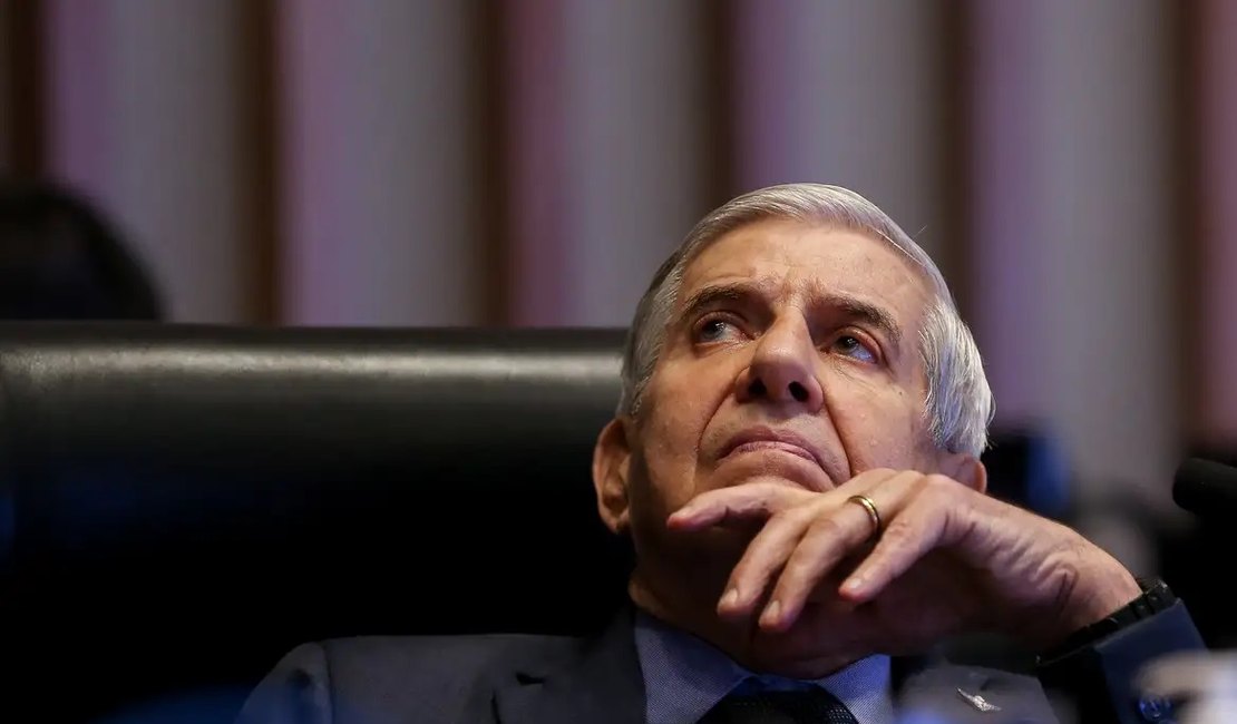 Moraes concede prisão domiciliar humanitária a Augusto Heleno