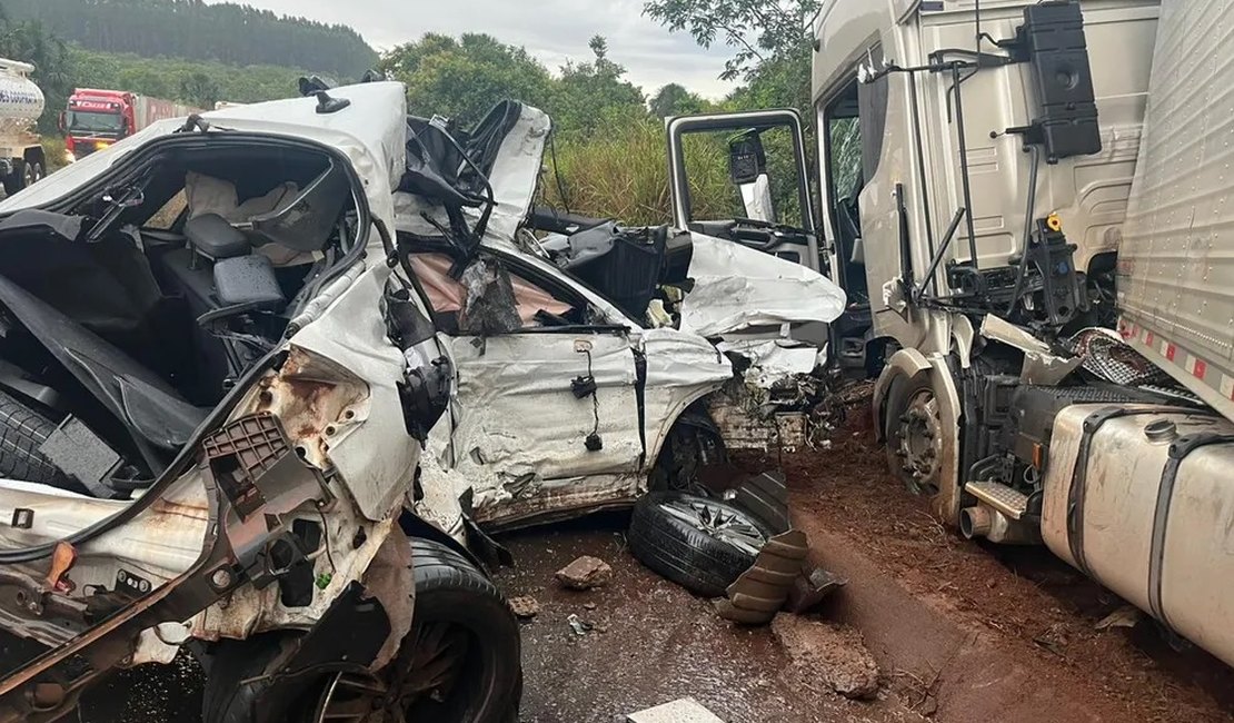 Médica a caminho do plantão morre após bater carro em caminhão na BR-153, em Minas