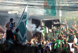 Torcida do Guarani atira pedras no ônibus do ASA; veja o vídeo