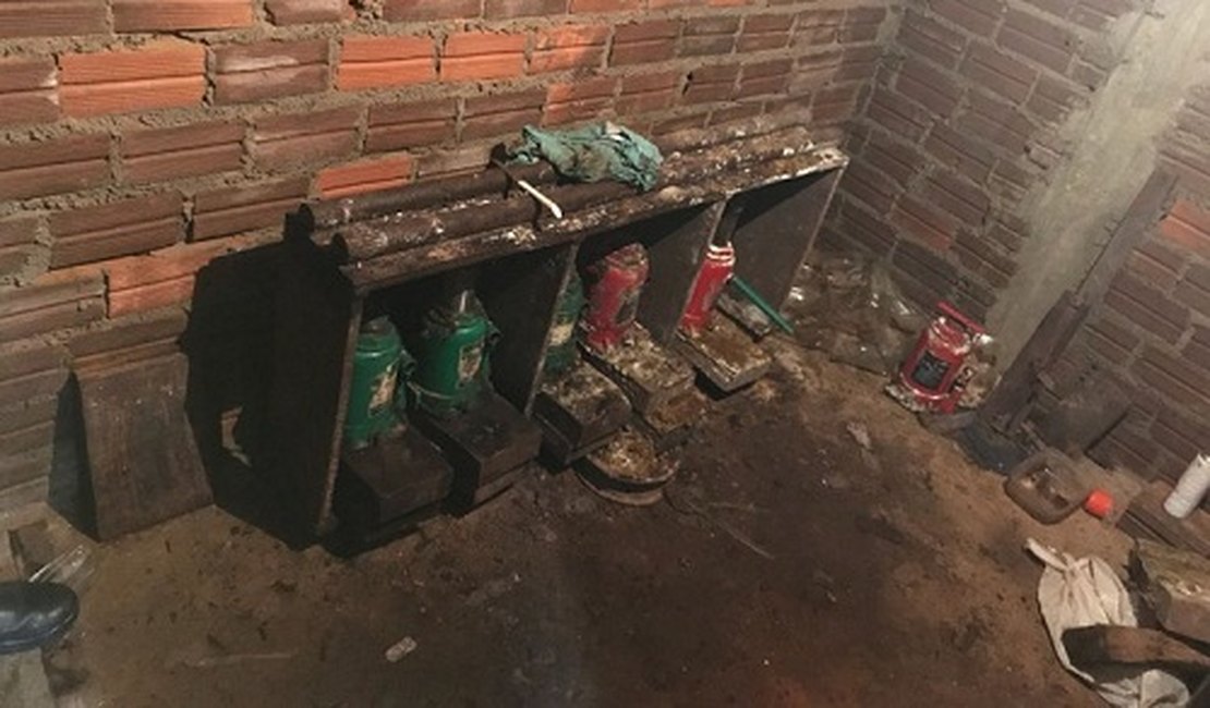 Operação cumpre mandados da Justiça de Alagoas e desmonta laboratório de refino de drogas em PE