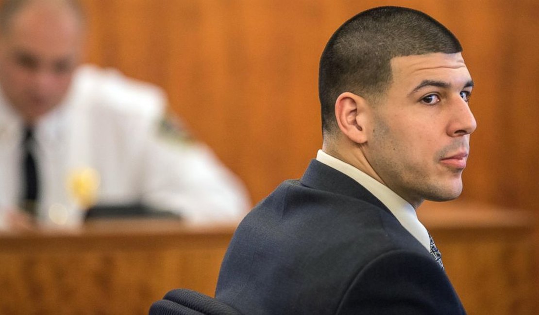 Ex-astro do futebol americano Aaron Hernandez morre em prisão dos EUA